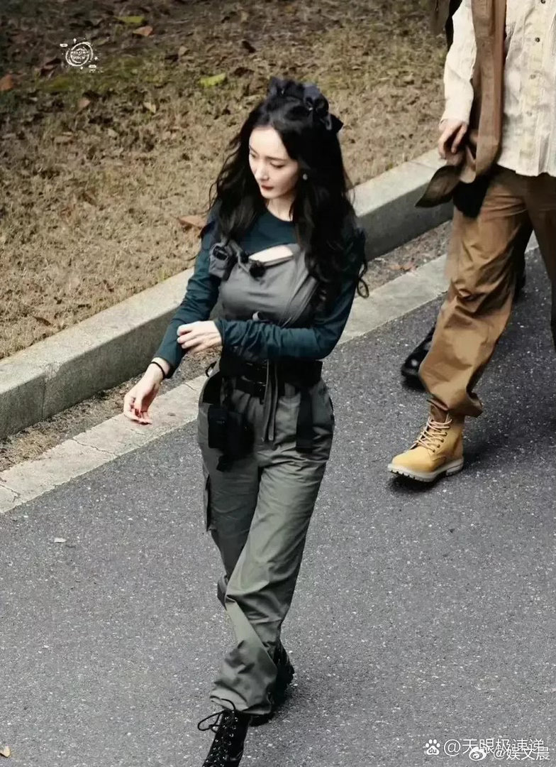 真的不敢信！杨幂这状态说25岁都有人信，冻龄颜值太能打了～ 