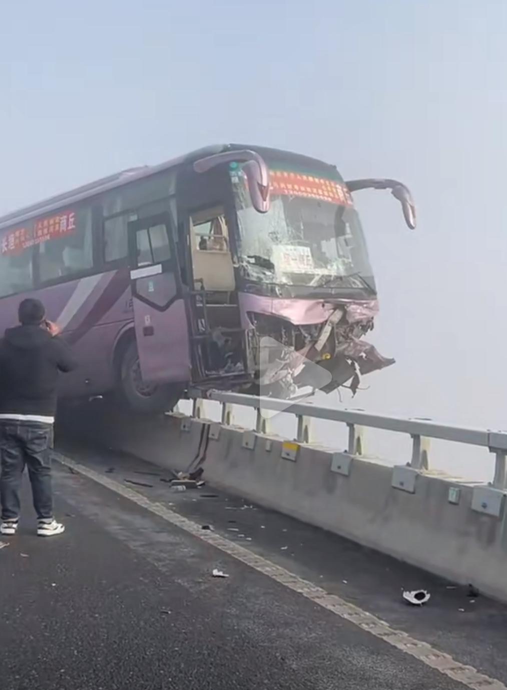 【惊魂一刻！大客车失控撞破护栏，安全警钟再次敲响！】🚌💥

家人们，今天这条