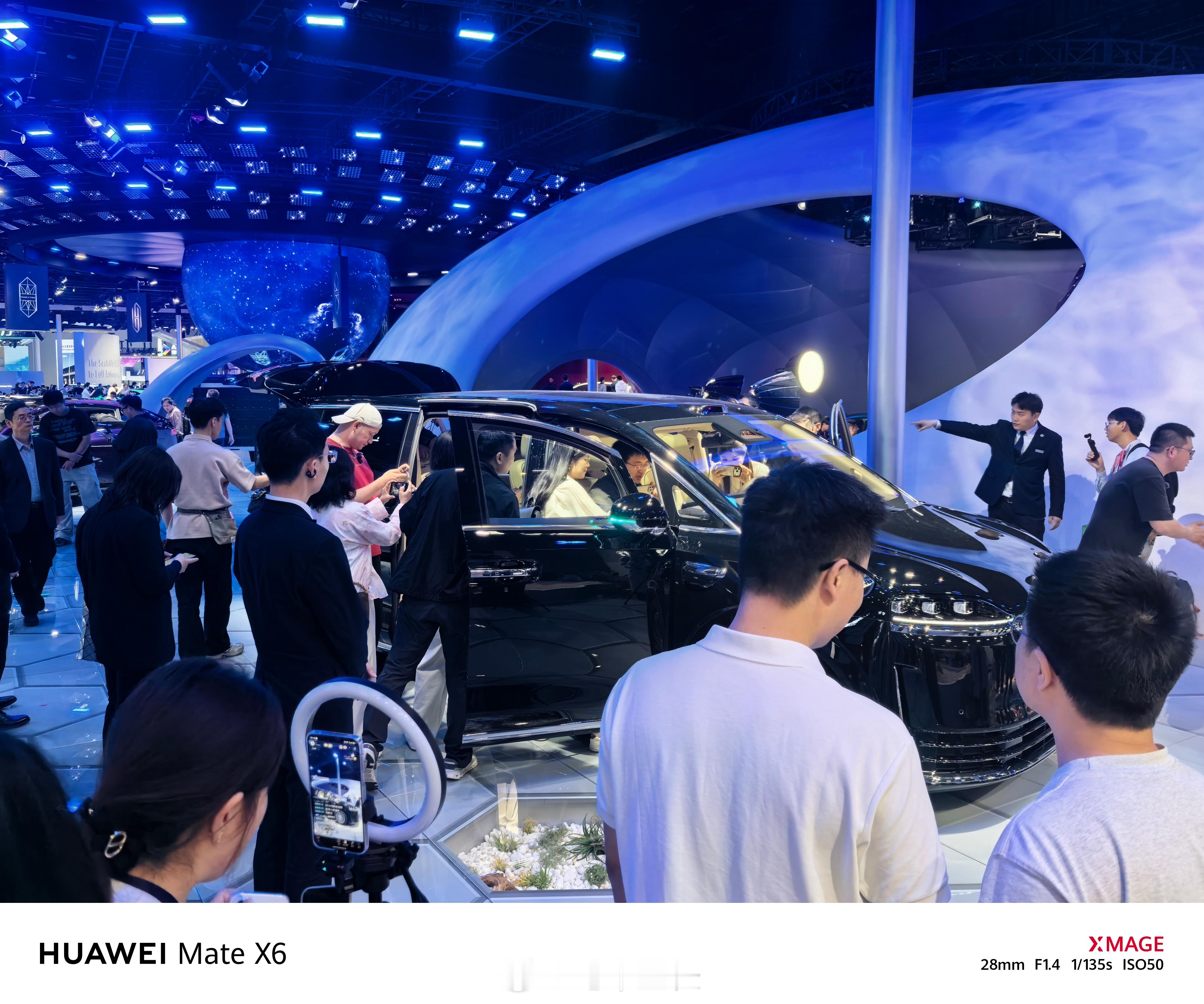 智界V9也排队拍摄了，大家都想上车体验贼夸张，一个屏幕五六个人嗯摁 