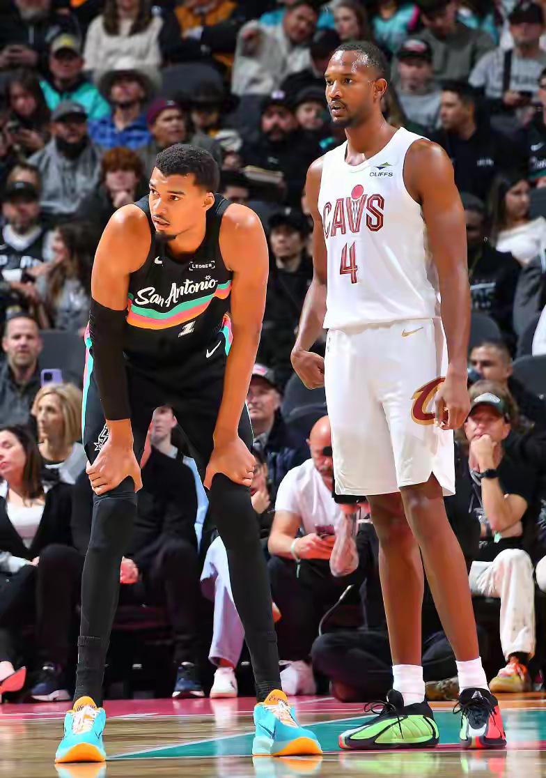 文班亚马：要不我还是打替补吧！
文班打替补三杀联盟第一，一回到首发连骑士都打不过