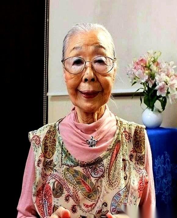 90岁，满手老年斑，戴着个巨大的电竞耳机，在射击游戏里疯狂走位，开麦大声指挥十几