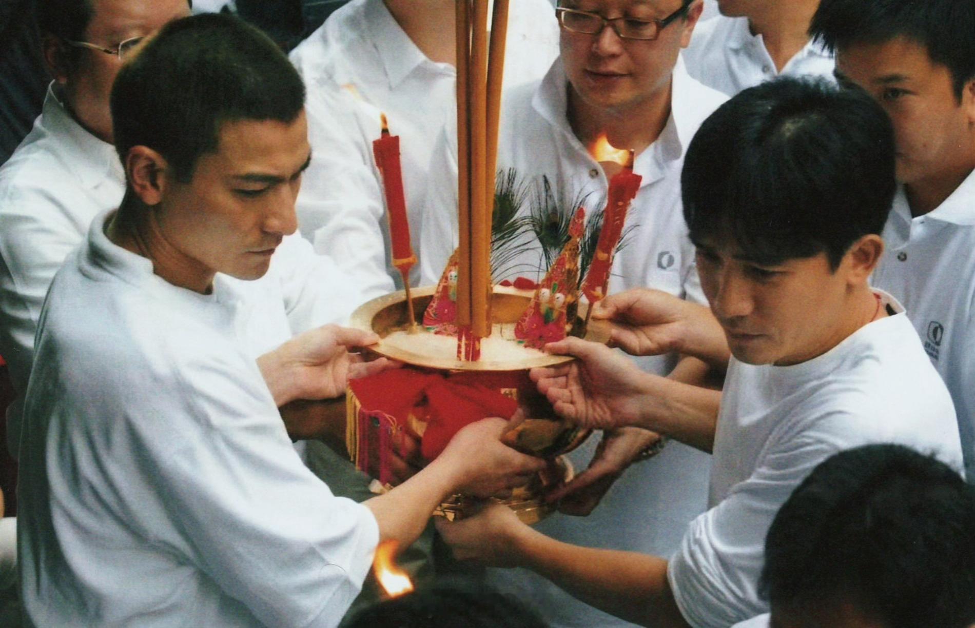 刘德华搭乘花絮去幕后 “刘督查”酷酷的圆寸头～2003年，刘德华刘德华 、梁朝伟