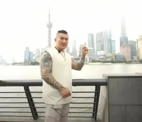 民进党果然害怕网红馆长下个月到大陆看大阅兵。岛内媒体爆料，民进党已经警告网红馆长