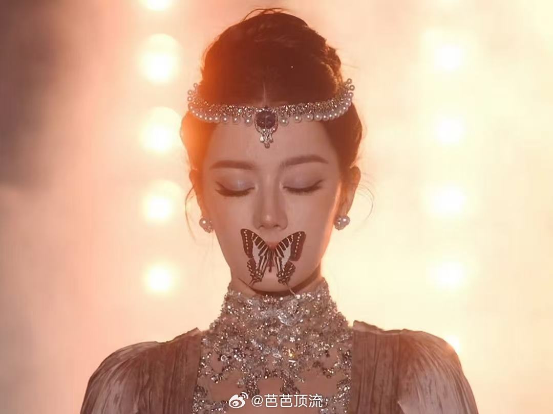 迪丽热巴满钻高定 救命啊热巴这身满钻高定也太闪了，走红毯跟自带打光似的，美得我眼