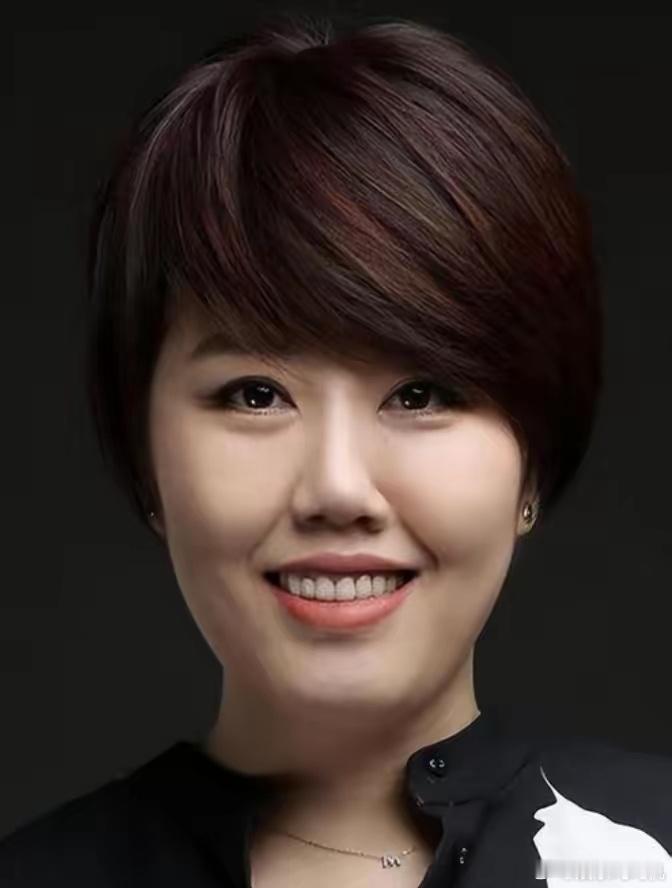 于蕾四年稳坐春晚总导演宝座，连张艺谋、冯小刚都败下阵来。很多人看了于蕾四年的春晚