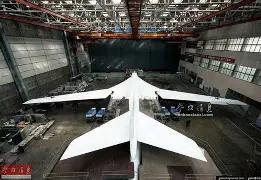 普京参观图-160制造厂，出现罕见一幕：够中国至少追赶二十年。

2024年2月