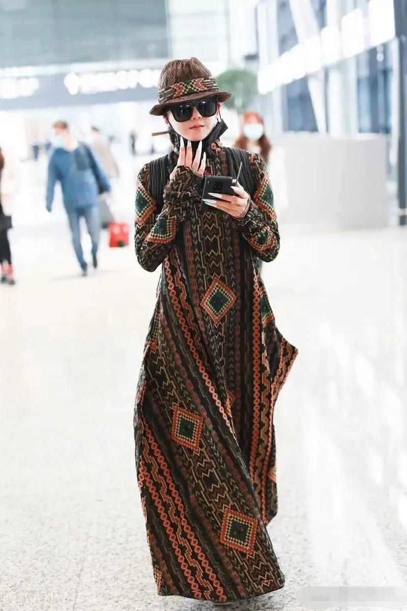 杨丽萍“民族风”造型真优雅，60多身姿依旧挺拔，不愧是舞蹈大师，穿这么难驾驭的衣