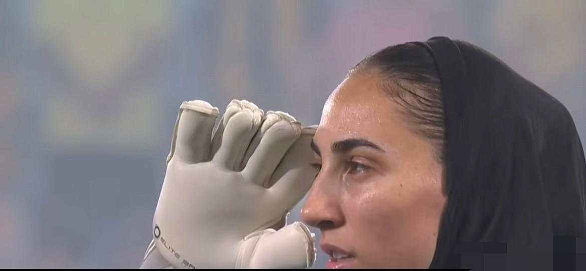 看不懂了！继伊朗女足3月2日赛前拒唱国歌事件后，3月5日迎战东道主澳大利亚，入场