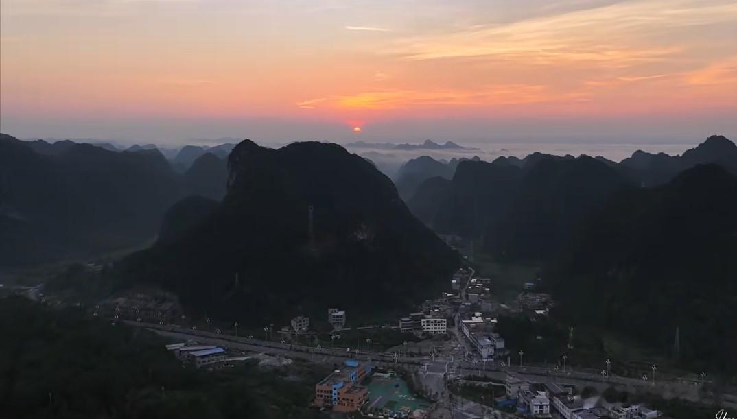 人生就是一场旅行，我们都是在路上找寻方向的旅行者，有时迷惘，但永不言败。