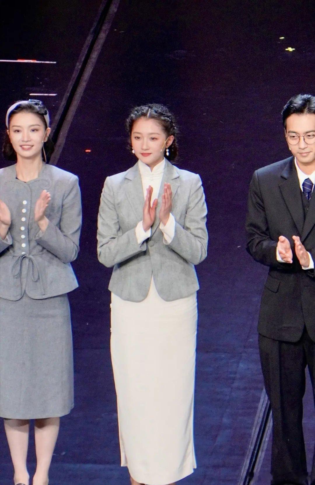 你们觉得关晓彤以后能走正剧路线 成为老戏骨吗？ 