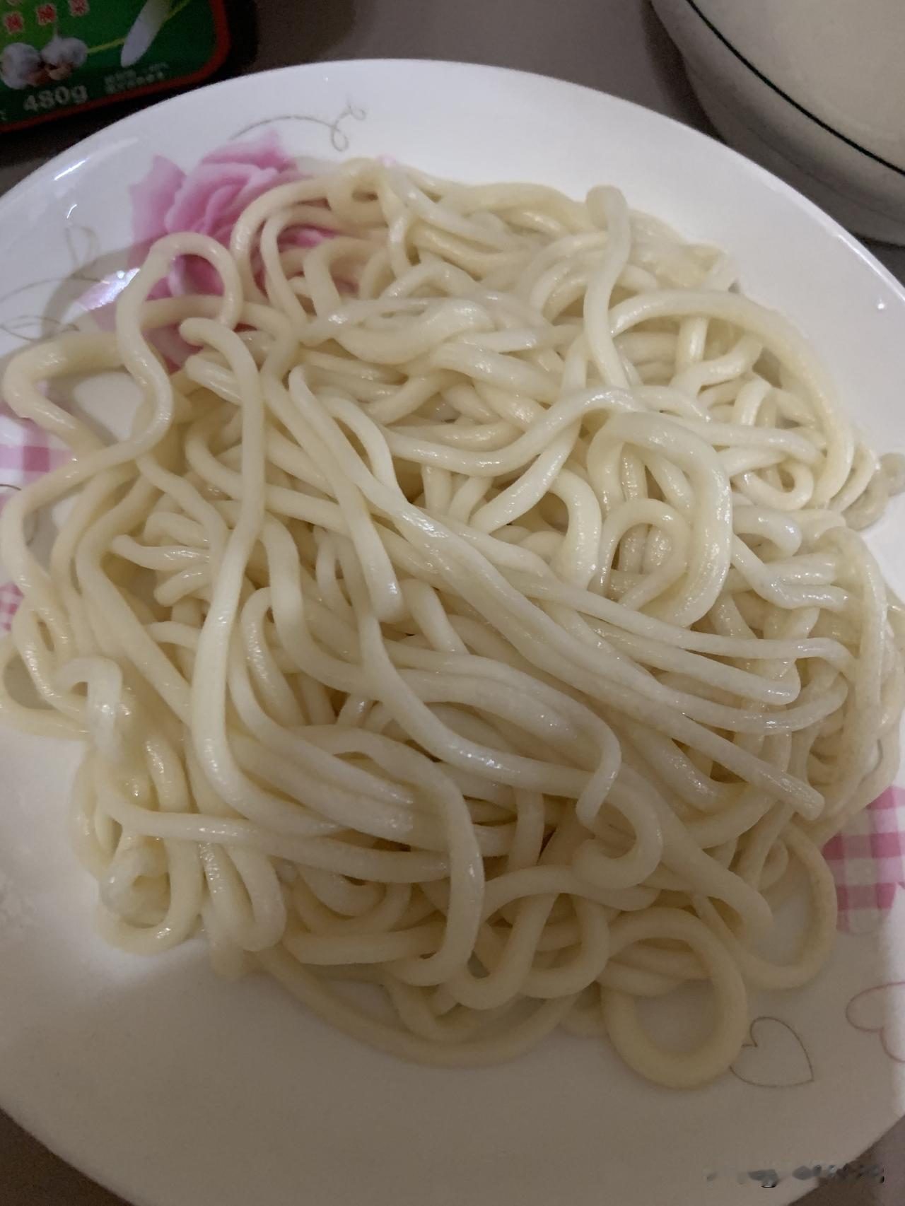高温天气持续中，今天中午自己做个拉面吃了，炒个素菜，三元的剂子面。炒菜、拉面下面