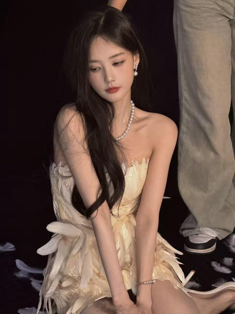 李一桐生日莲花灯起火了浪漫生日氛围感瞬间清零，莲花灯毫无预兆起火，画面充满戏剧性