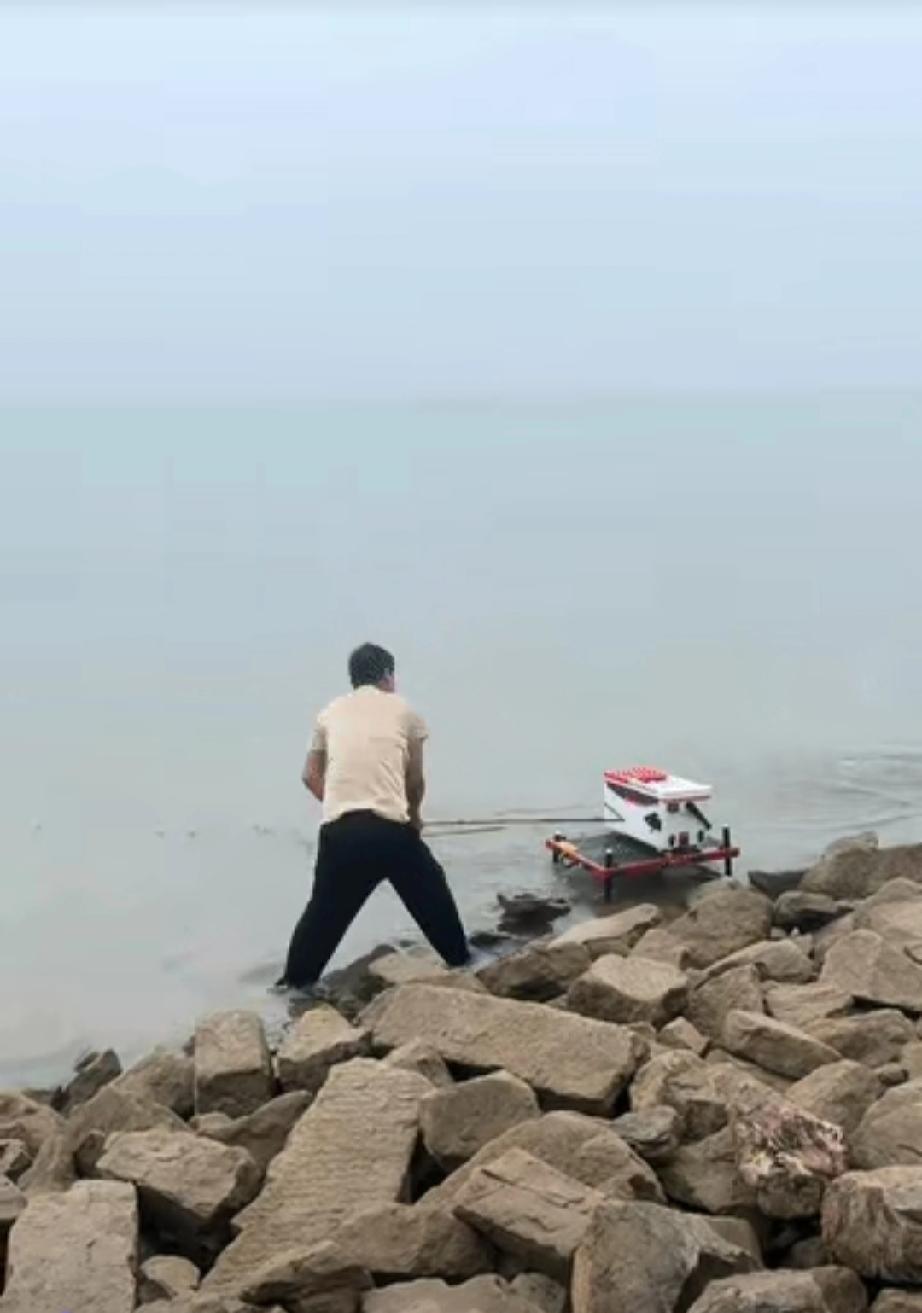 “解释不清了”江苏一男子去夜钓，钓了一晚上一条鱼都没有钓到，他越想越气，一怒之下
