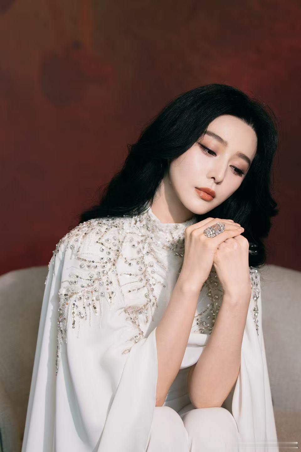 冰冰绝美白色礼裙亮相狮城，被这身镶钻白纱裙造型惊艳到了，迎来Fan Beauty