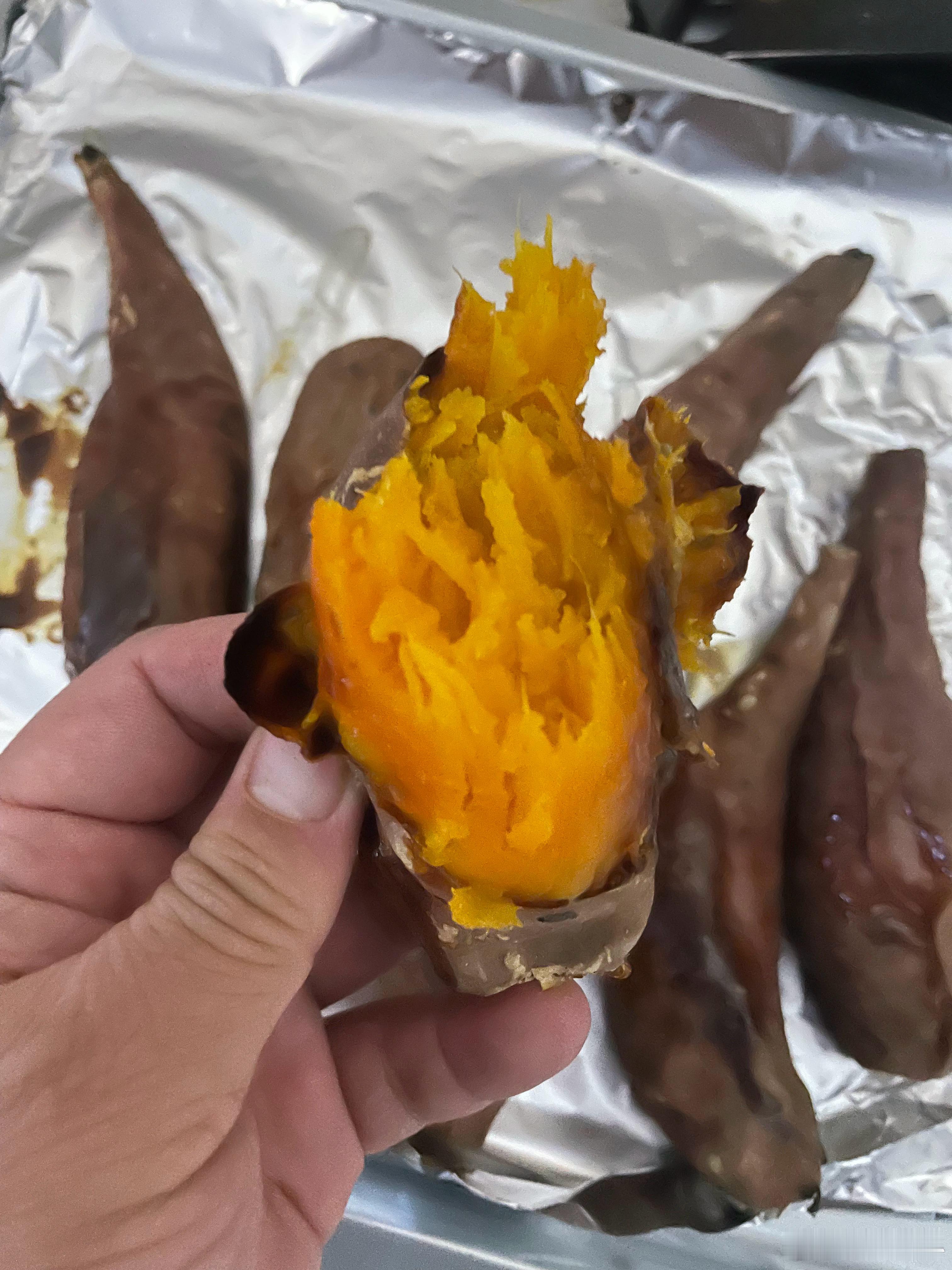 烤红薯—230度，70分钟，中途翻了个贼香，就是不留油 