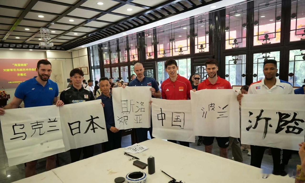 在中国临沂站的男排队长们感受中国文化之美，这算是男排队长的特殊福利吗？