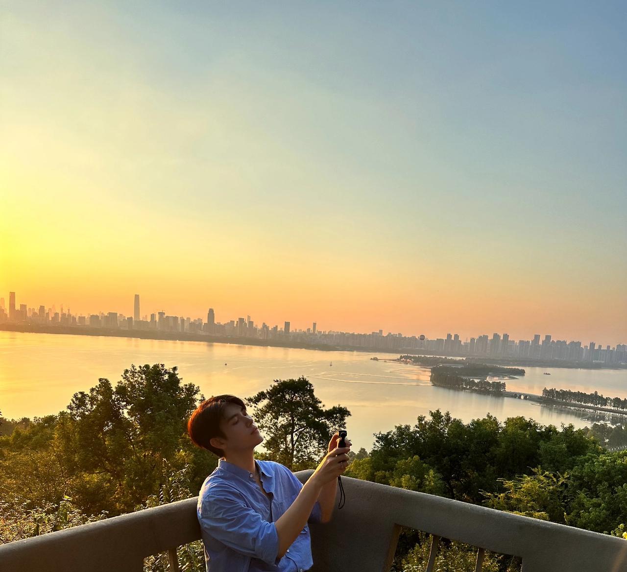 陈飞宇晚霞随拍照来了，景色看着好有浪漫感，唯一可惜的是他独自一人在欣赏落日余晖，