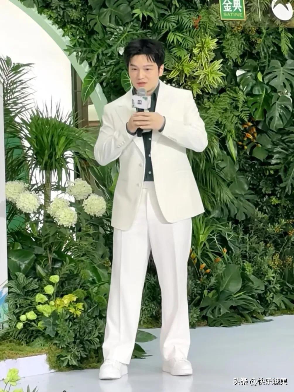 大家发现没有，
樊振东这次上海金典牛奶代言亮相，这套穿搭一出场就火了！

很多人