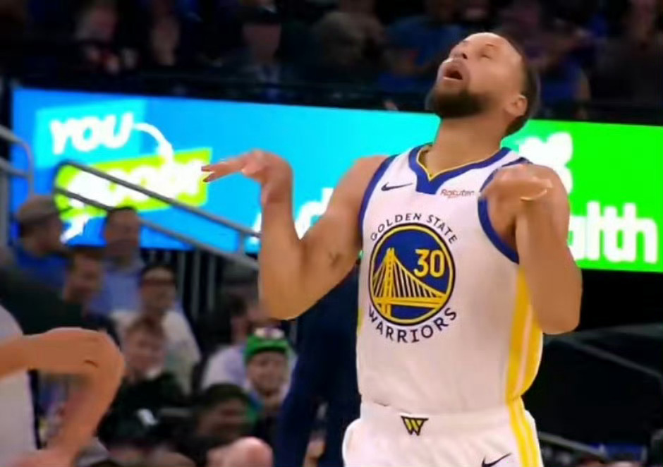 叕装逼装早了！进了个三分以后，库里突然在场上呈现疯魔癫狂动作！魔术球员像看小丑一