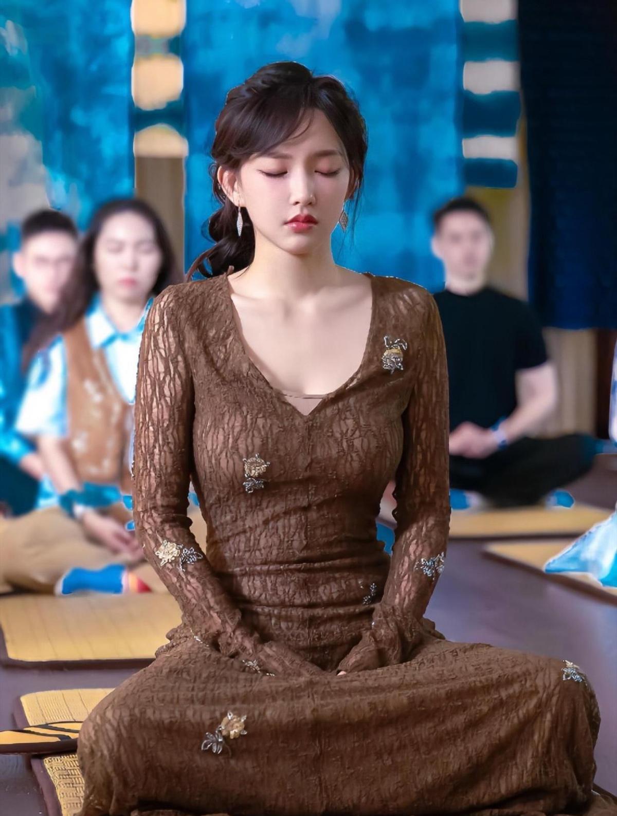 她不靠哭，不靠热搜，一拳一拳打出了自己的江山。
三个月连开三家公司，制片、发行、