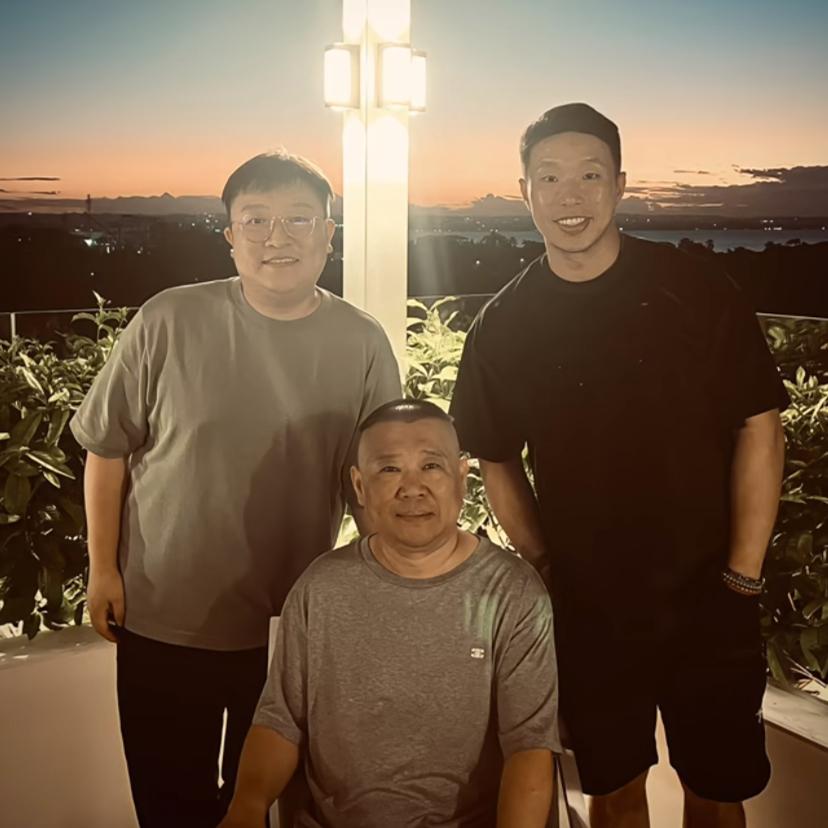 “郭德纲放弃烧饼了”，被这样的词条给惊讶到，烧饼是德云社副总，前天直播郭德纲还带