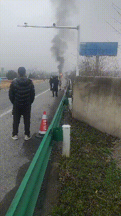 看鱼车司机这付尴尬样子，真是车祸猛于虎啊！
​似乎身体被大面积灼伤了，过年了家人