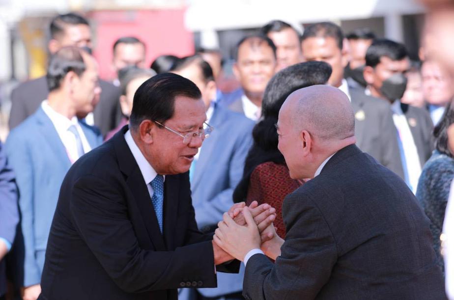 西哈莫尼国王和莫妮列太后离开柬埔寨进行国事访问之前，前首相洪森亲王亲自送行，这两