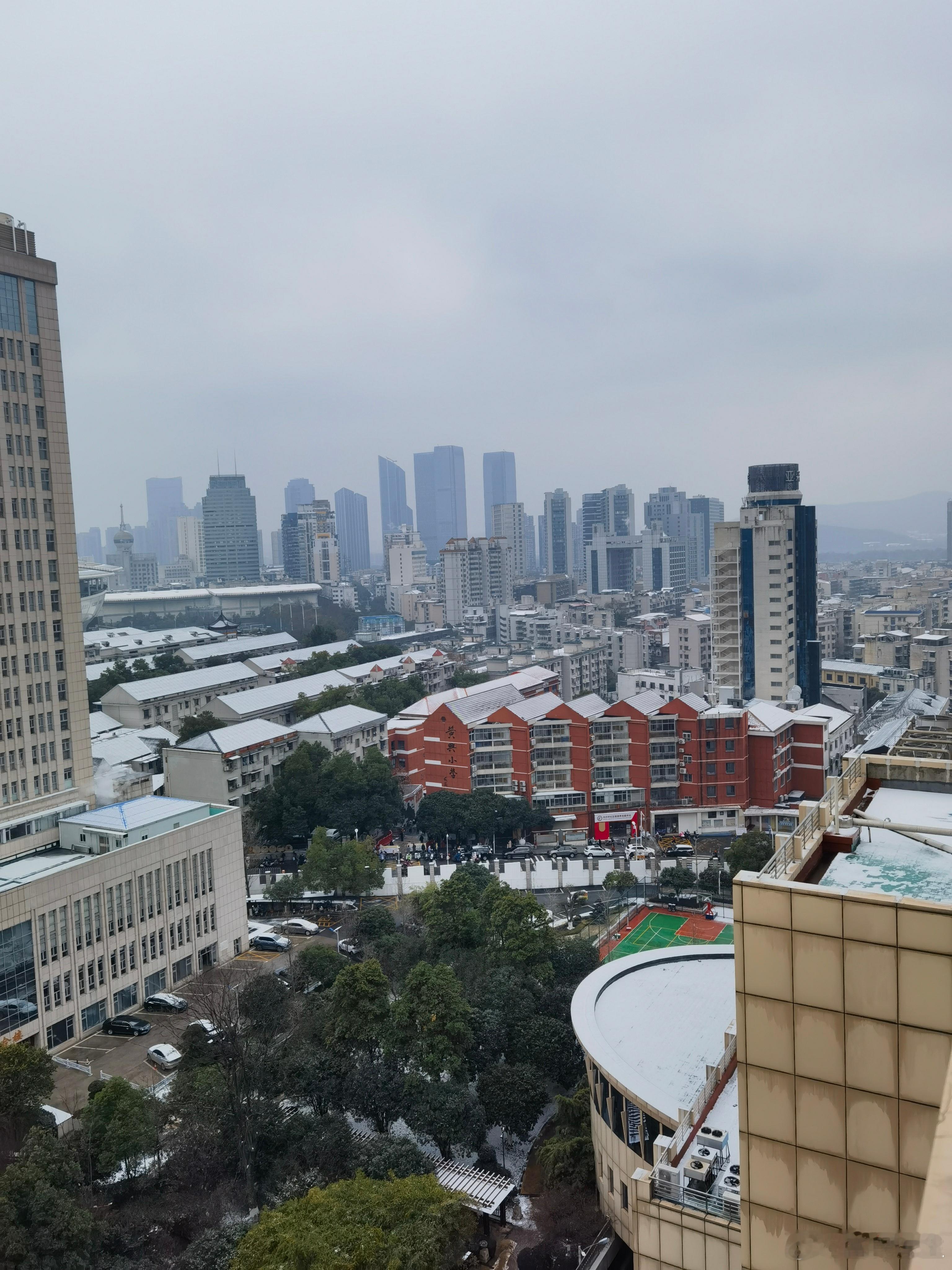雪天大梦记时乙巳仲冬，星城小雪，童稚欢呼。余围炉困倦，隐几而寐。忽见案头《山海经