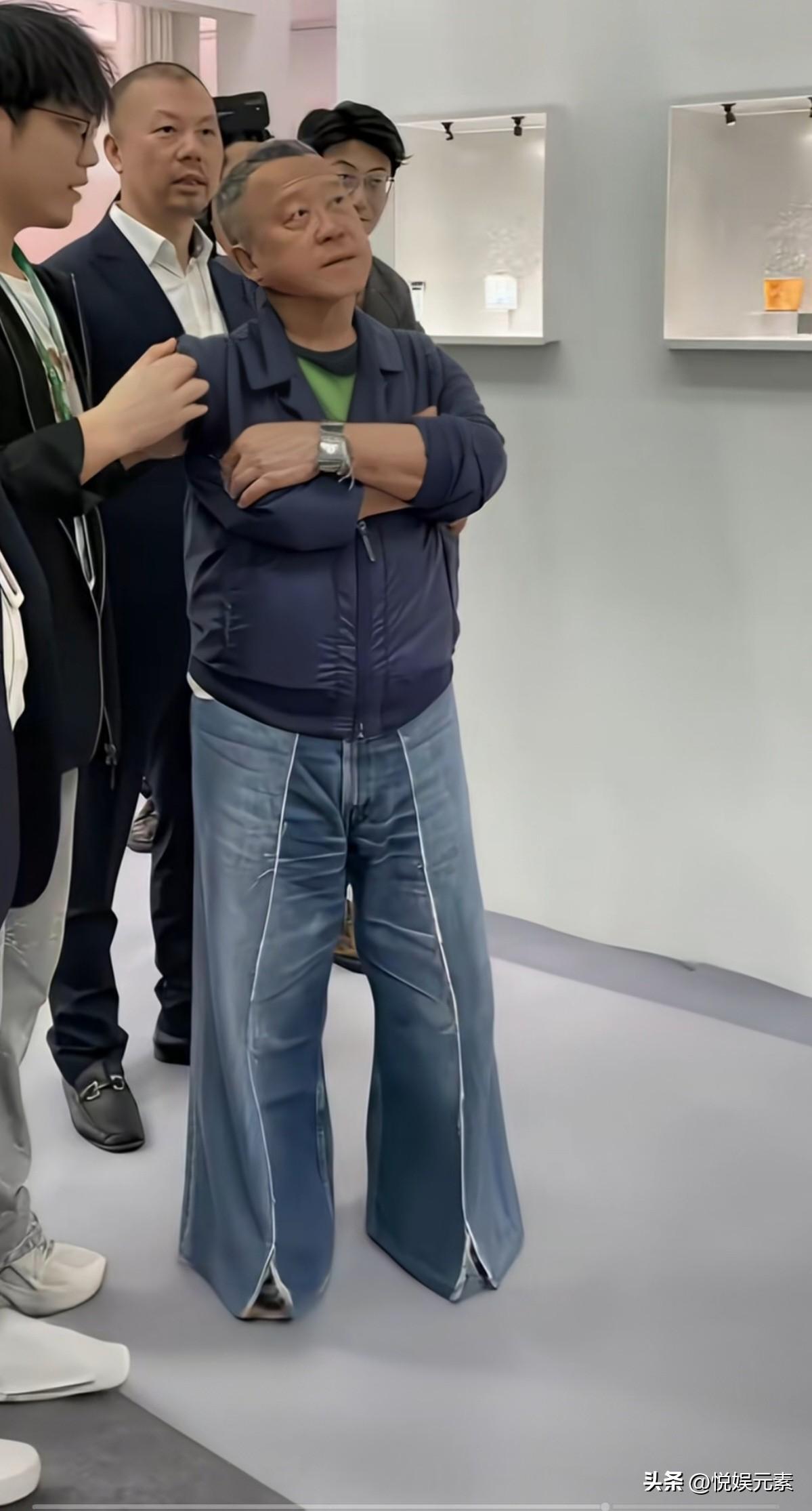 曾志伟老师这牛仔裤绝了，
至少让他年轻了三十岁吧。