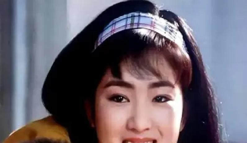 反锁40分钟，门外是向华强
 
巩俐在洗手间不出来，剧组几百号人干等。向华强站在