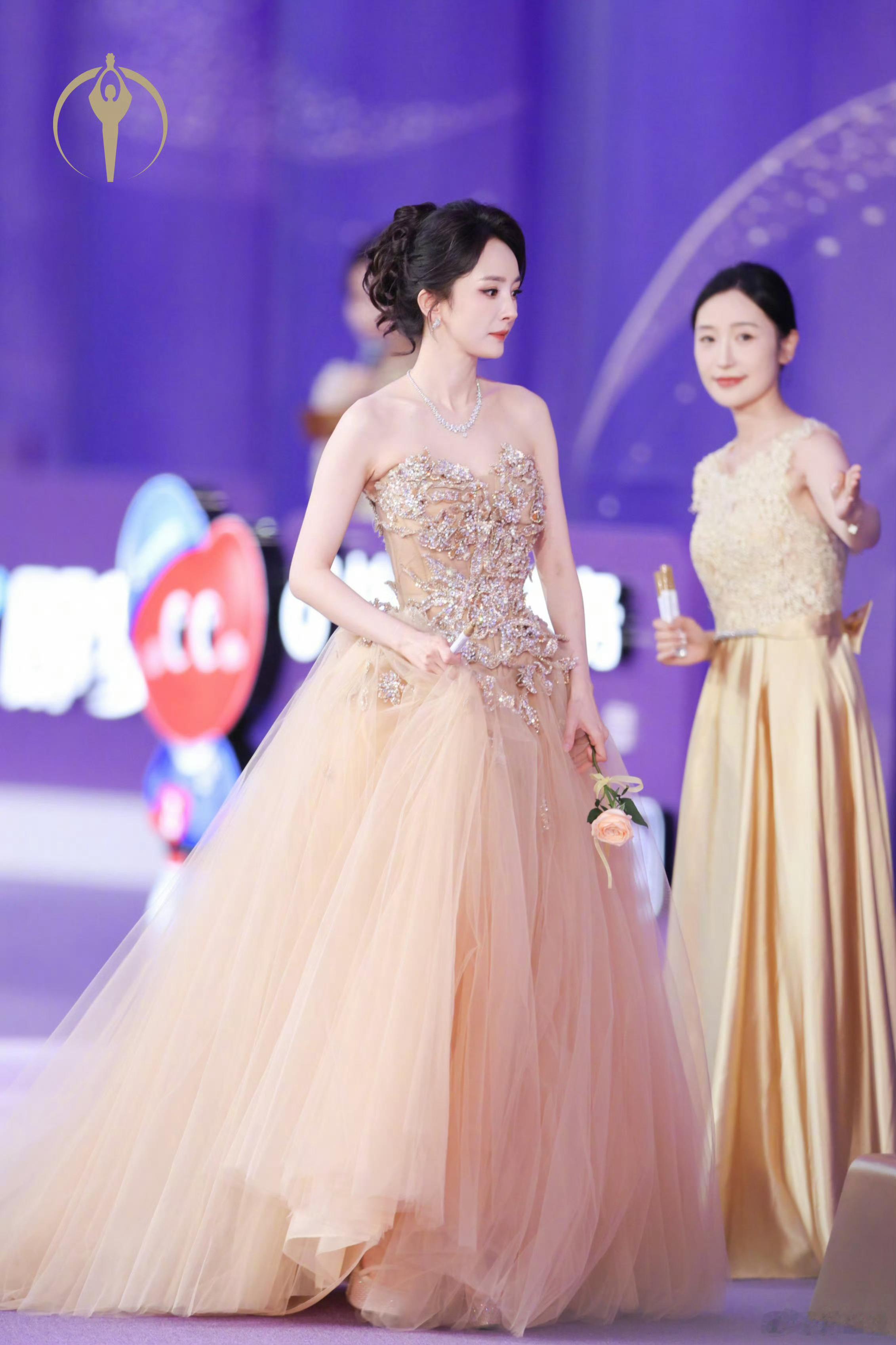 杨幂 生图即神图 百花奖现场开始前分享一组今晚收的神图包含新华社拍的杨幂，各大媒