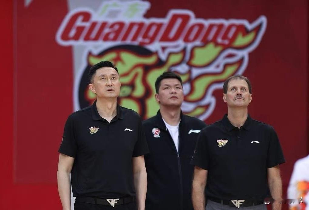 广东男篮迎来史诗级外援中锋！有消息称，广东男篮已经裁掉了萨林杰，签约前NBA大中