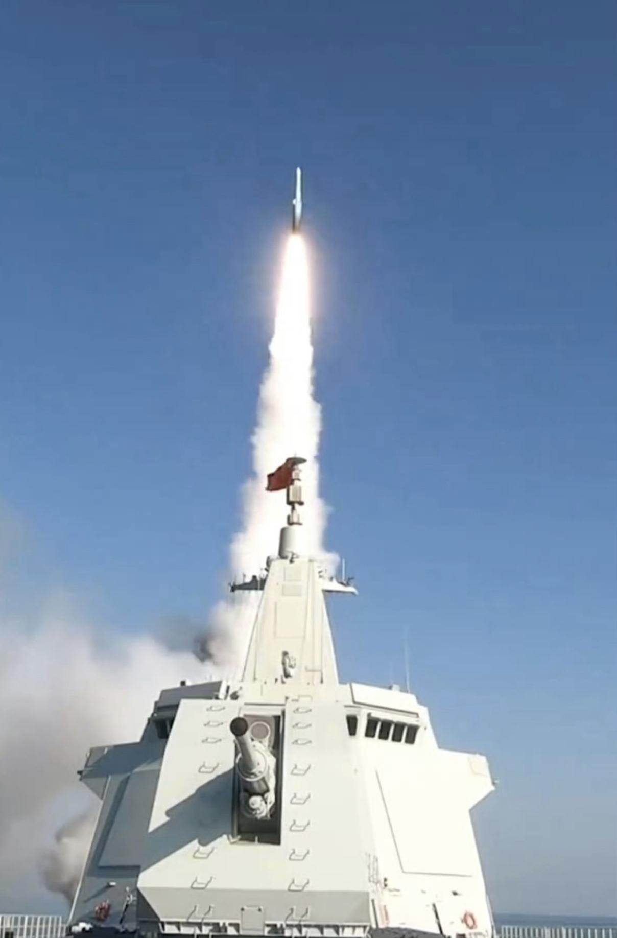 055万吨大驱无锡舰发射舰舰导弹YJ-20定型实验到画面。