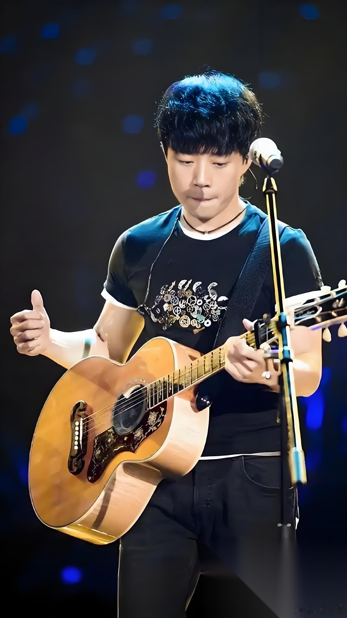 我严重怀疑， 赵雷之所以开演唱会， 不是为了捞钱，也不是为了炫人脉，而是为了来跟