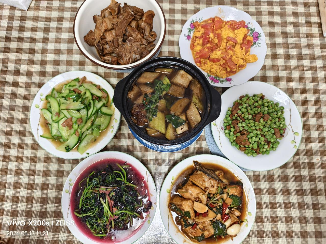 分享一张花开的照片家庭餐桌上盛开美食花。