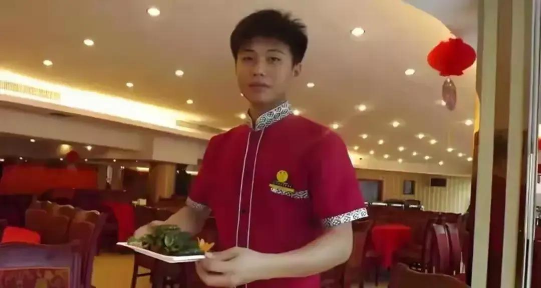 赚大发了!一男孩暑假去一家餐厅打暑假工，月工资1800元，万万没想到，男孩的妈妈