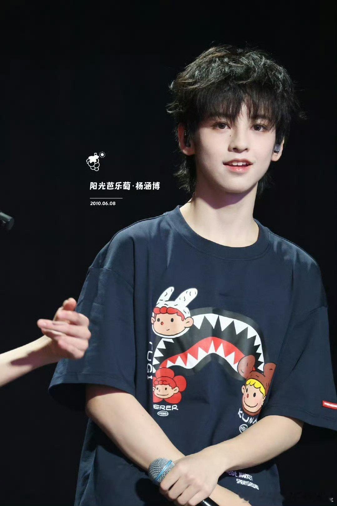 杨涵博狼尾杨涵博卷毛 杨涵博卷毛造型太犯规！公演舞台活力满格，可爱得让人移不开眼