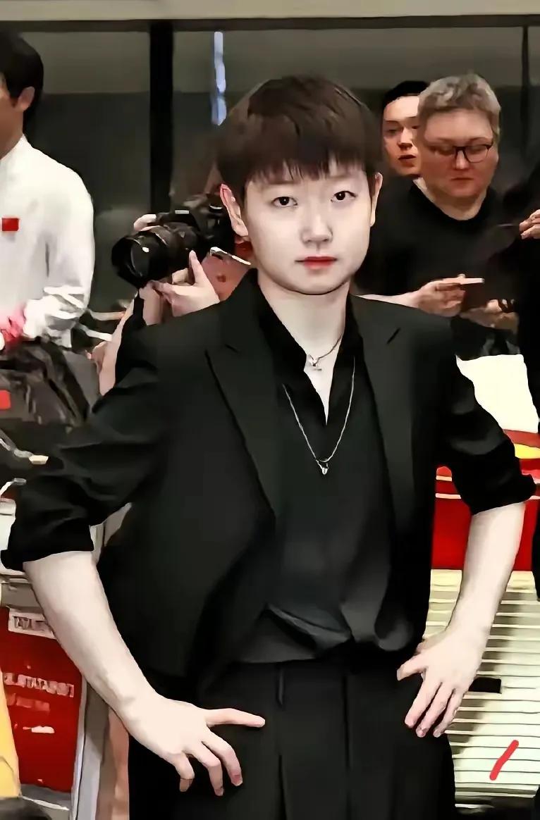 又酷又帅的莎莎
我敢说
在乒乓界她应该算是最漂亮最可爱的运动员之一了吧！