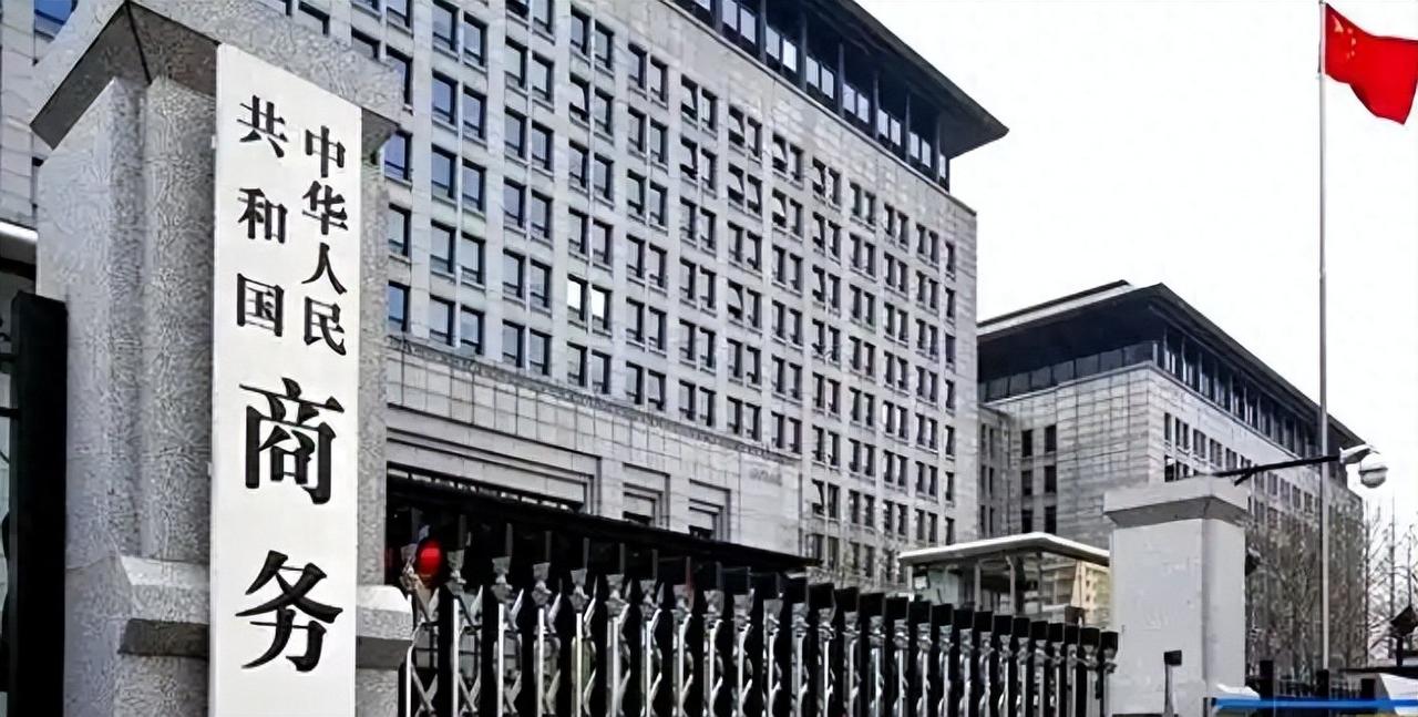 最近美国商界安静得反常，不仅苹果等巨头集体装死，美国政府也罕见失声。
 
8月5