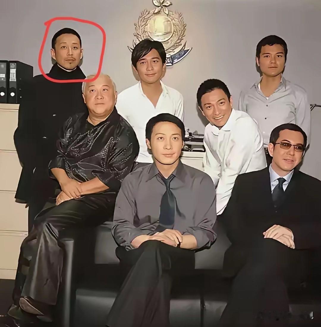 仔细一看，后排就认得出气宇轩昂，风度翩翩的陈道明，坐中间左一的是气色盈和的曾志伟