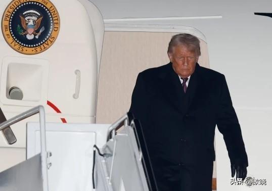 特朗普离开白宫时避免谈及奥巴马夫妇的种族主义视频

特朗普总统在前往佛罗里达州度