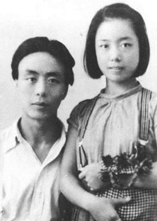 1936年，艾青结婚第二年，认识了15岁的学生张月琴。

1936年，艾青结婚第