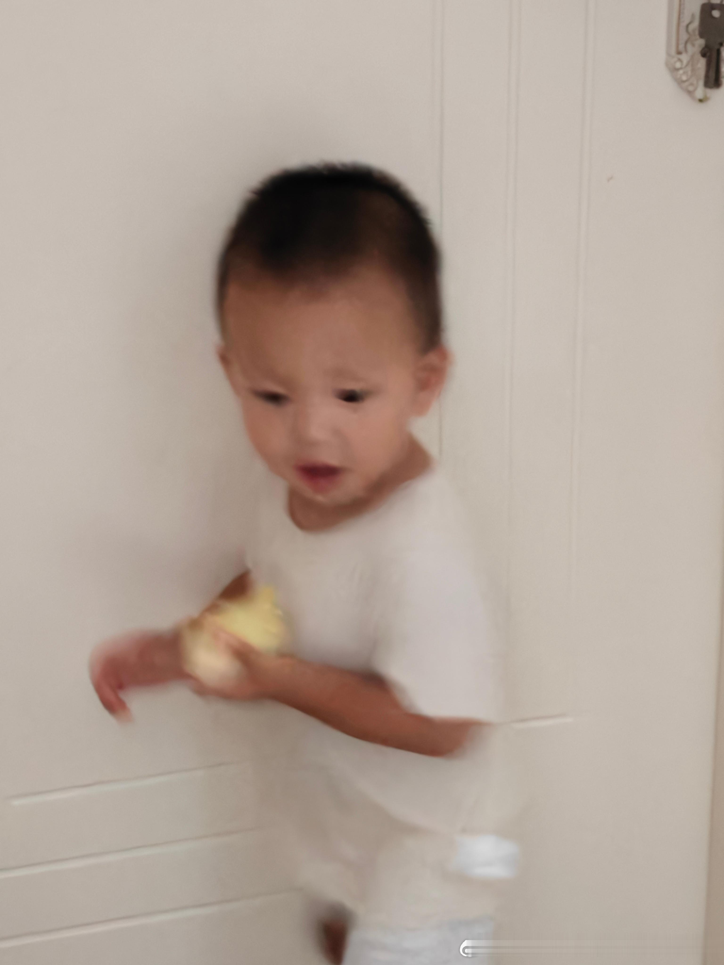 小孩对于吃有多在乎：晚上买了榴莲回来小孩一脸期盼看我打开了我顺手就把第一块递给奶
