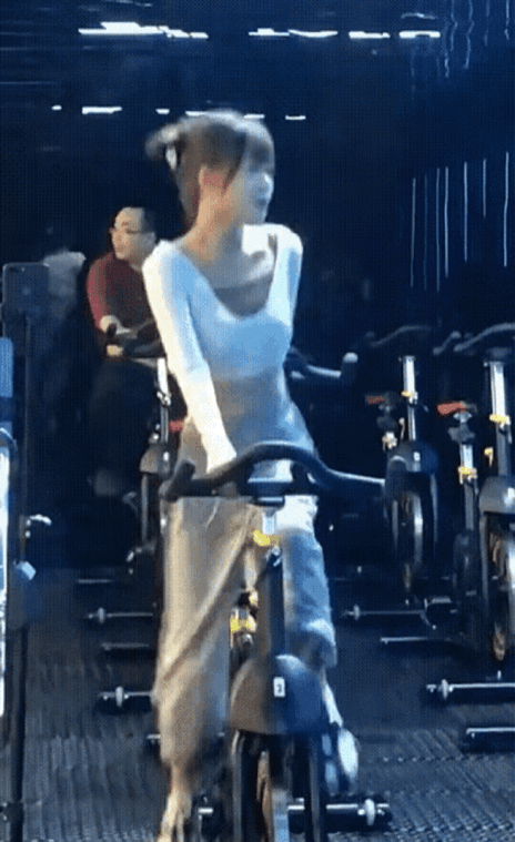 后面那位眼镜哥的表情是亮点。