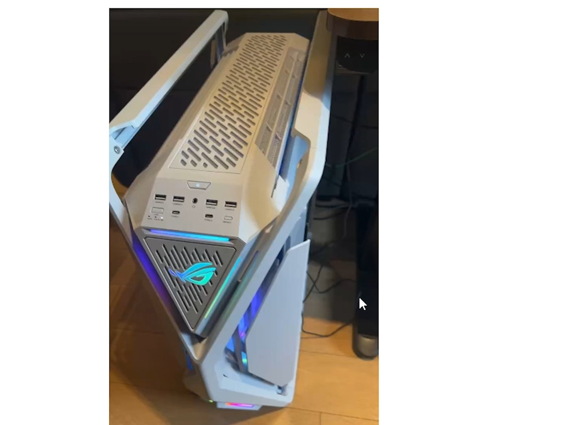 朱开收到姿态给送的电脑，这机箱怕是就小1W了吧？#lpl超话助威团# #英雄联盟