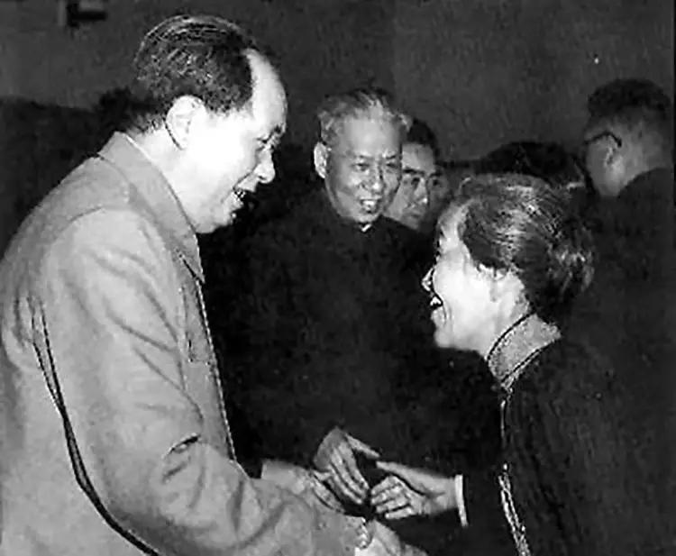 那年，毛主席亲切接见中国科学院院士、著名医学家和妇产科医师林巧稚，并与她近距离探