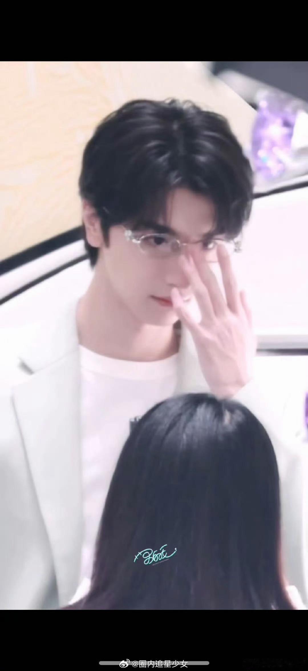 林一推眼镜这一下  眼镜轻滑，心动瞬间，林一魅力无限[抱一抱] 