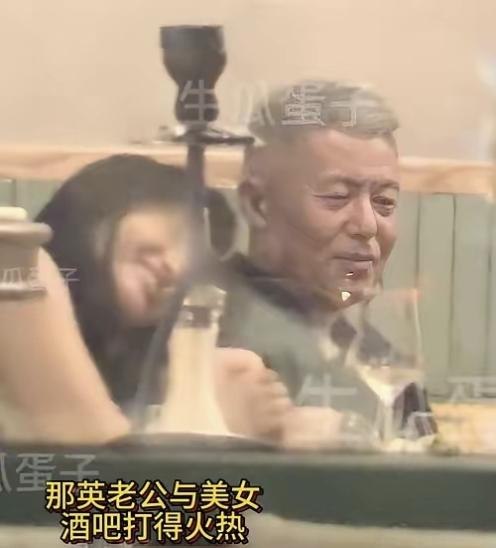 这瓜反转超快！孟桐声明是女邻居扶腿伤的他回家。  

细看图片，女邻居靠在孟大哥
