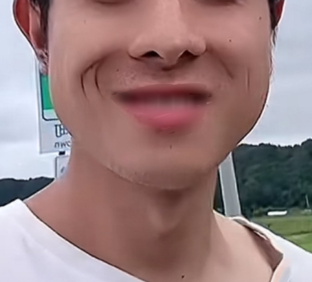法令纹不对称，耳垂发黑，都不是好特征。要懂得及时行乐，不要过度追求金钱与名利。 