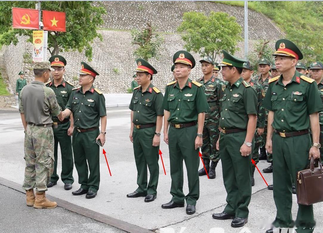 越军来联合演习，诞生了自图2挎着LV包以来的第二张世界名画。帮大家用箭头标出来了
